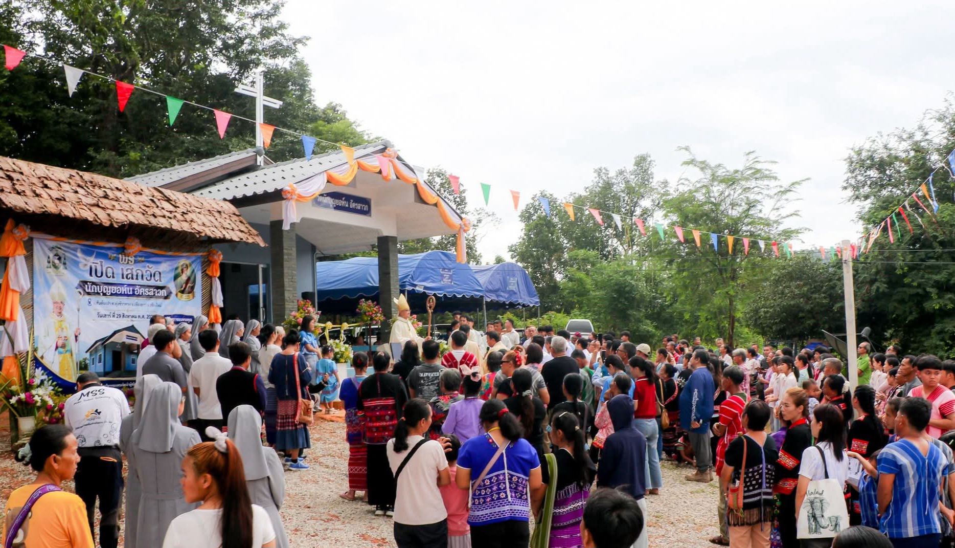 Từ một nhà nguyện nhỏ...